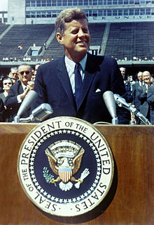 220px-John_F__Kennedy_speaks_at_Rice_University