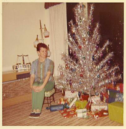 vintage-aluminum-christmas-tree-in-use-1950-1970-1960-0011